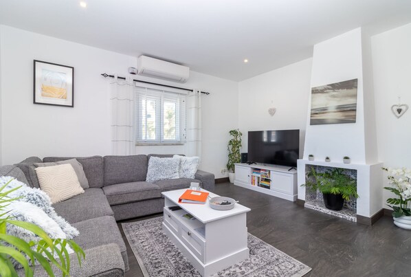 TV, fireplace