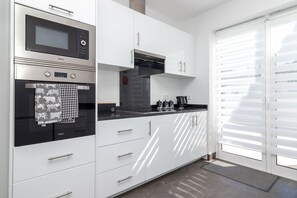 Fridge, microwave, oven, coffee/tea maker - Casa Pachorrenta - Private swimming pool & walking distance to beach & amenities (Carvoeiro)