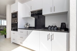 Kühlschrank, Mikrowelle, Ofen, Wasserkocher mit Kaffee-/Teezubehör