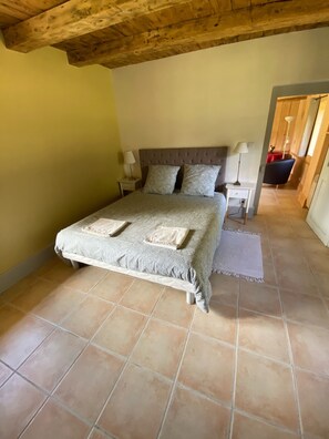 3 habitaciones, tabla de planchar con plancha, wifi y ropa de cama 