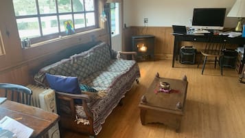 Smart TV, DVD player, livros, biblioteca musical