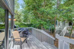 Terrace/patio - Come 'Sea-Esta!' Recently Renovated, Clean, 2BR ~ Pet and Kid Friendly, WIFI  (Hilton Head Island)