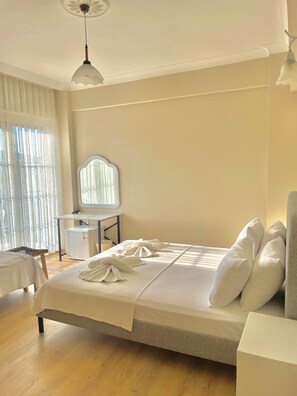 Minibar, espacio para trabajar con laptop y cunas gratuitas 