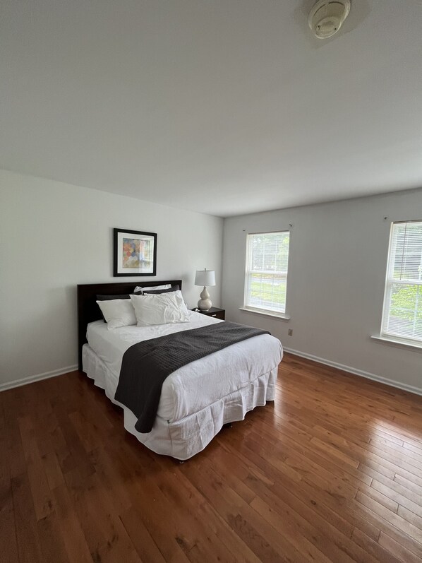 3 bedrooms, desk, iron/ironing board, free WiFi - Corporate Housing/Relocation/Delaware Water Gap/monthly rental/30D (East Stroudsburg)