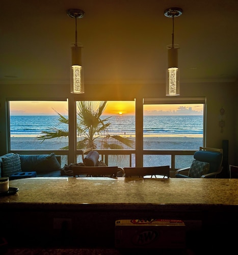 BEST ON THE BEACH!!⛱ Oceanfront Stunning 2 1/2 Bdrm 2Ba,  2 Garage, 8 bed spaces