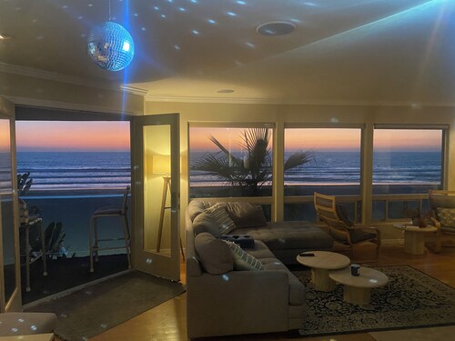 BEST ON THE BEACH!!⛱ Oceanfront Stunning 2 1/2 Bdrm 2Ba,  2 Garage, 8 bed spaces