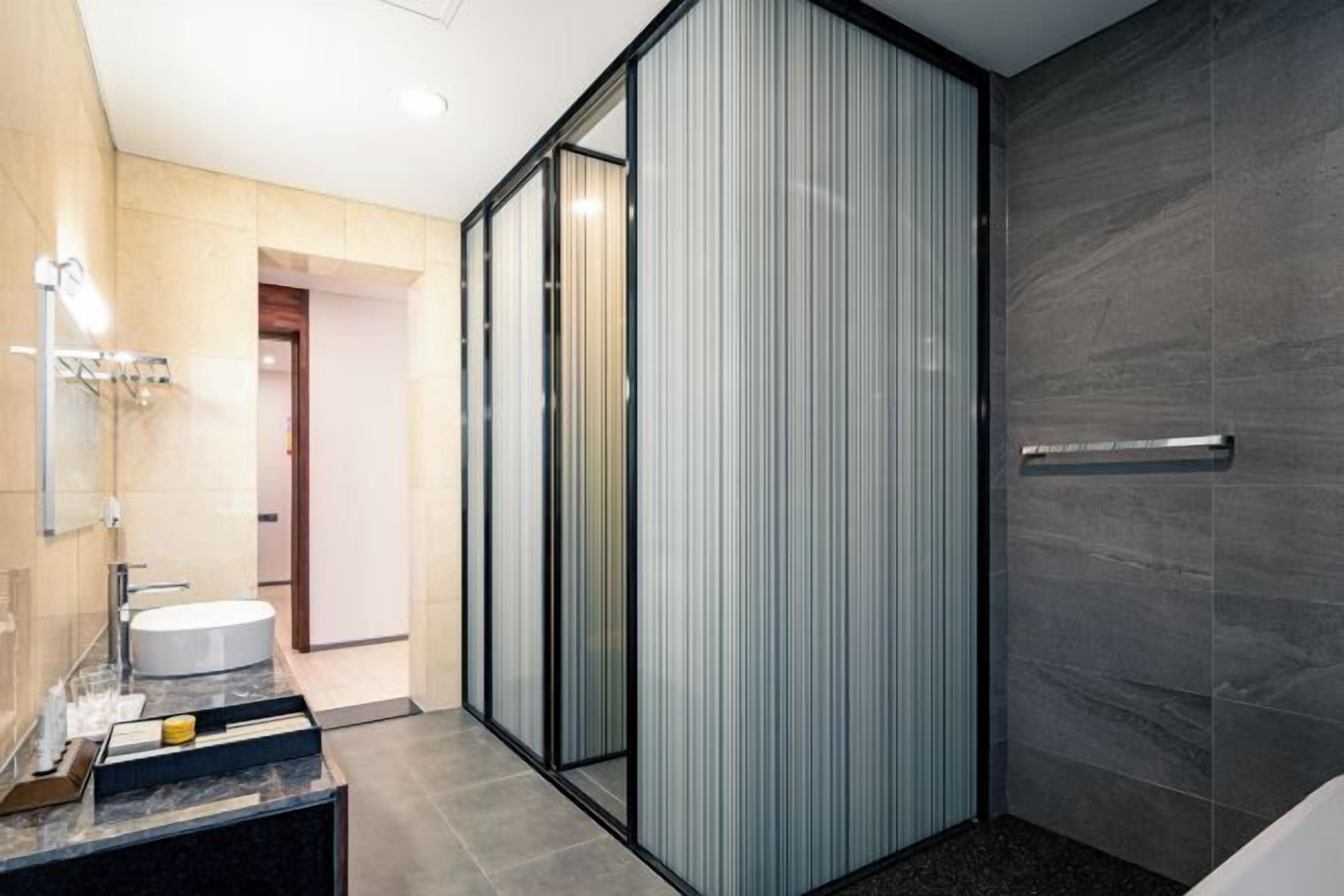 Salle de bain | Baignoire et douche séparées, articles de toilette gratuits