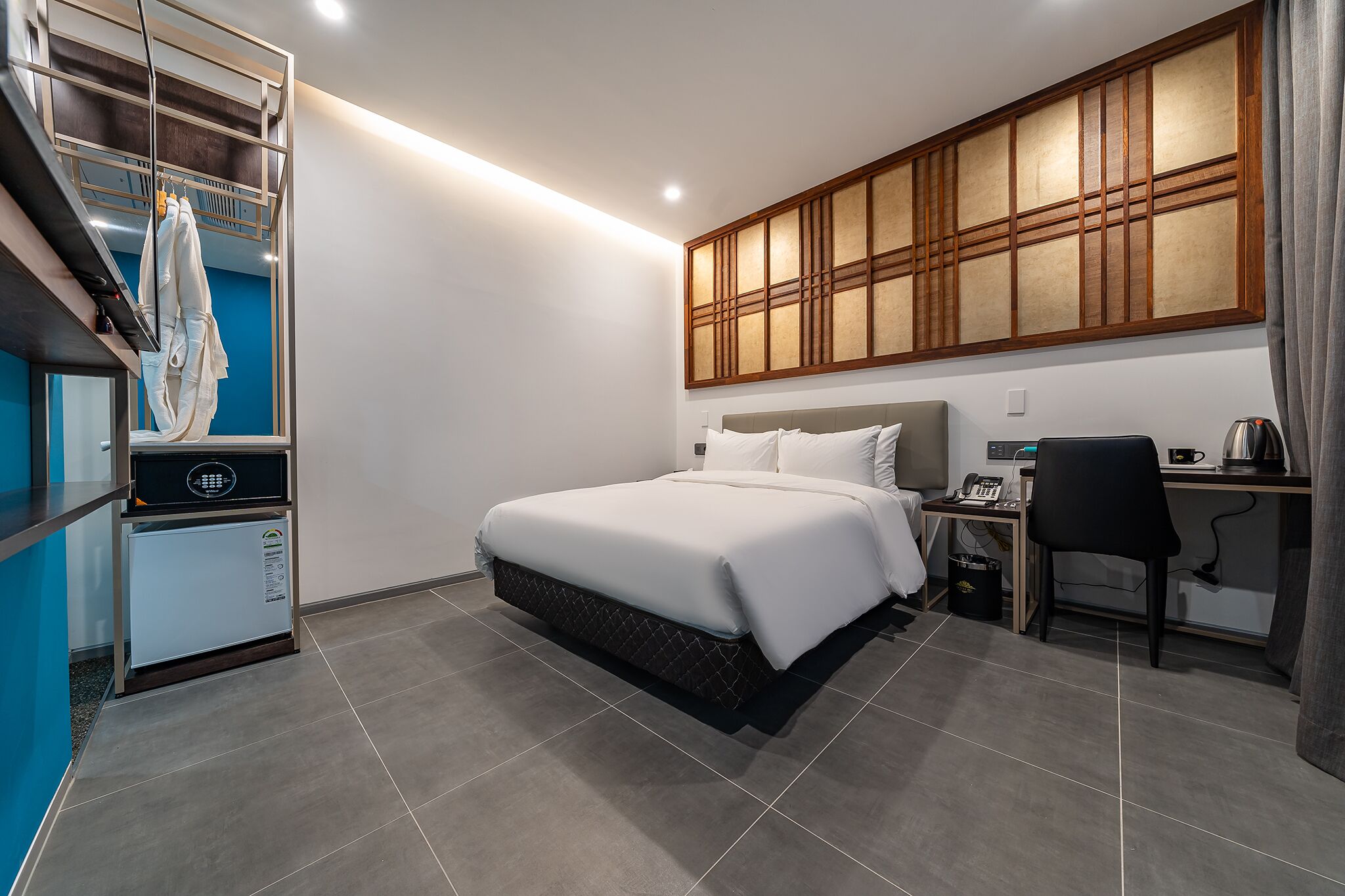 standard double room | in-room safe, desk, laptop workspace, blackout curtains