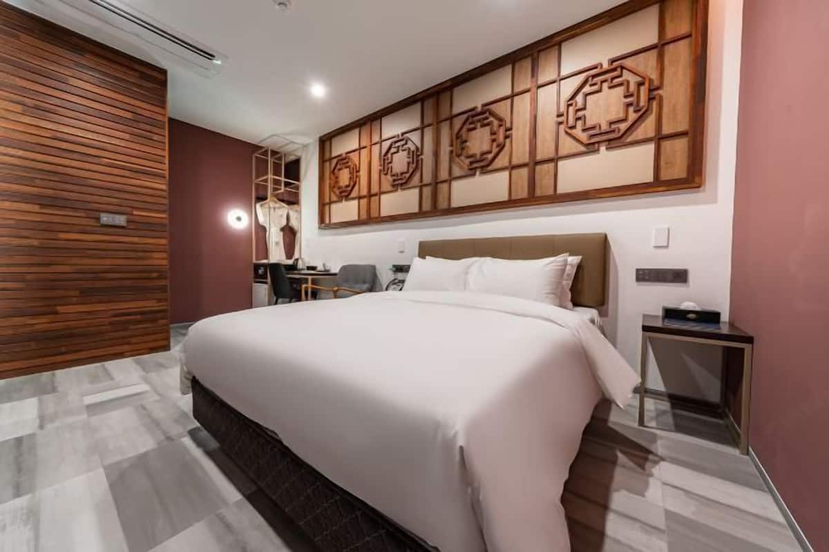 1 kamar tidur, brankas, meja kerja, dan ruang kerja ramah laptop