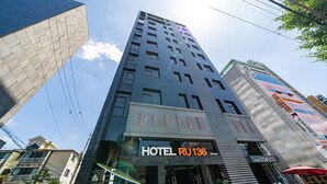 A modern hotel building with a sign reading "HOTEL RU 136". - Hotel RU136 (Seoul)