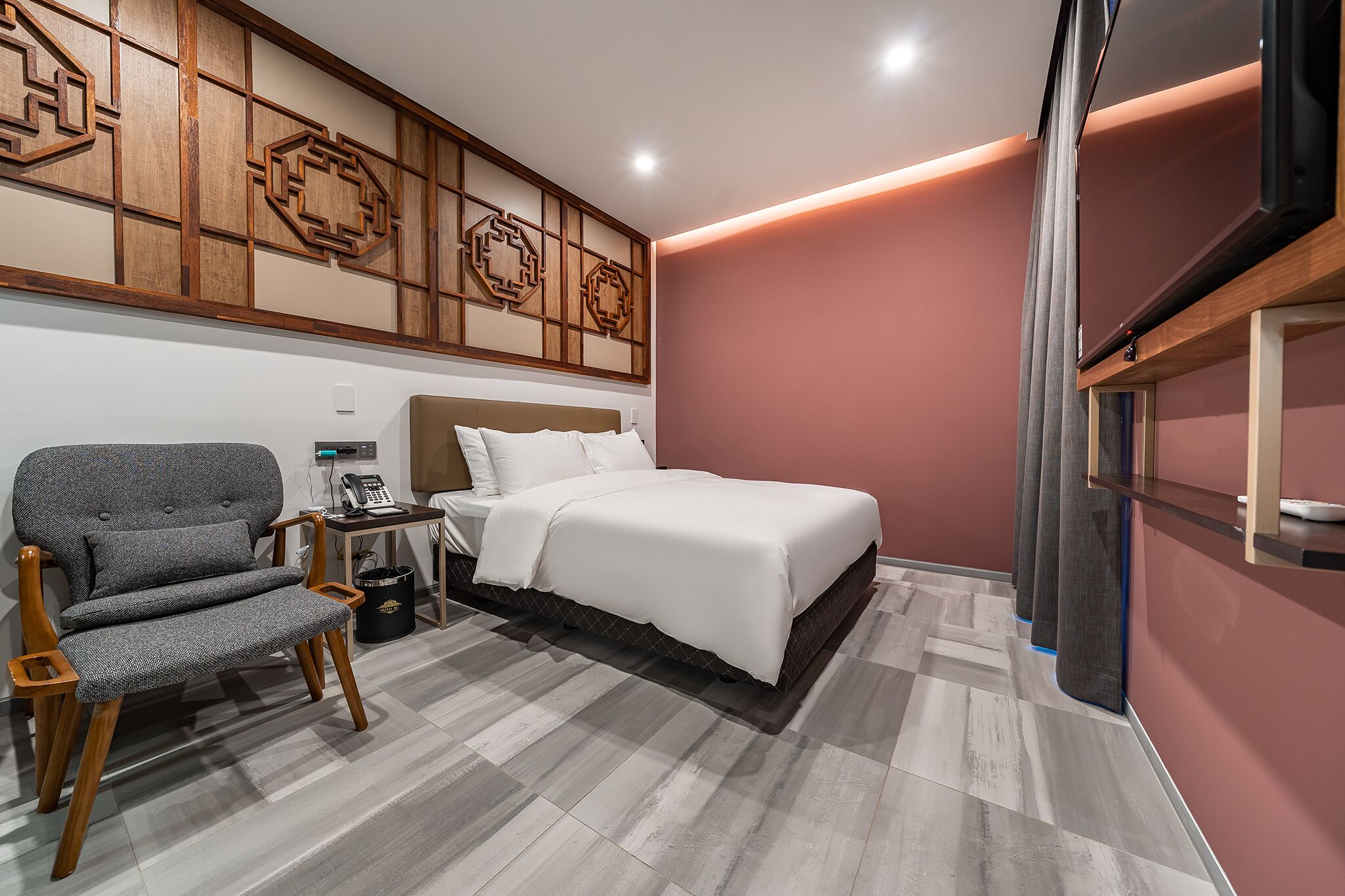 standard double room | in-room safe, desk, laptop workspace, blackout curtains