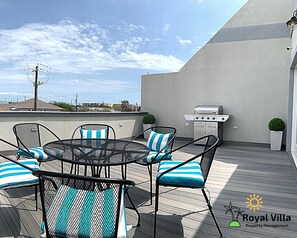 Outdoor dining - 3 blocks from the beach + 3 Kitchens + Terrace  + Island Views + Modern Living (Galveston)