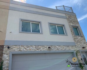 Exterior - 3 blocks from the beach + 3 Kitchens + Terrace  + Island Views + Modern Living (Galveston)