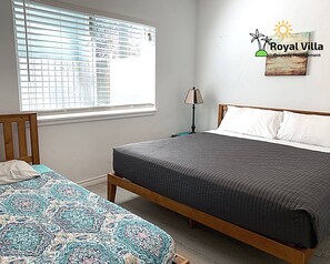 Iron/ironing board, free WiFi, bed sheets - 3 blocks from the beach + 3 Kitchens + Terrace  + Island Views + Modern Living (Galveston)