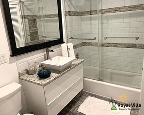 Combined shower/bathtub, hair dryer, towels, soap - 3 blocks from the beach + 3 Kitchens + Terrace  + Island Views + Modern Living (Galveston)