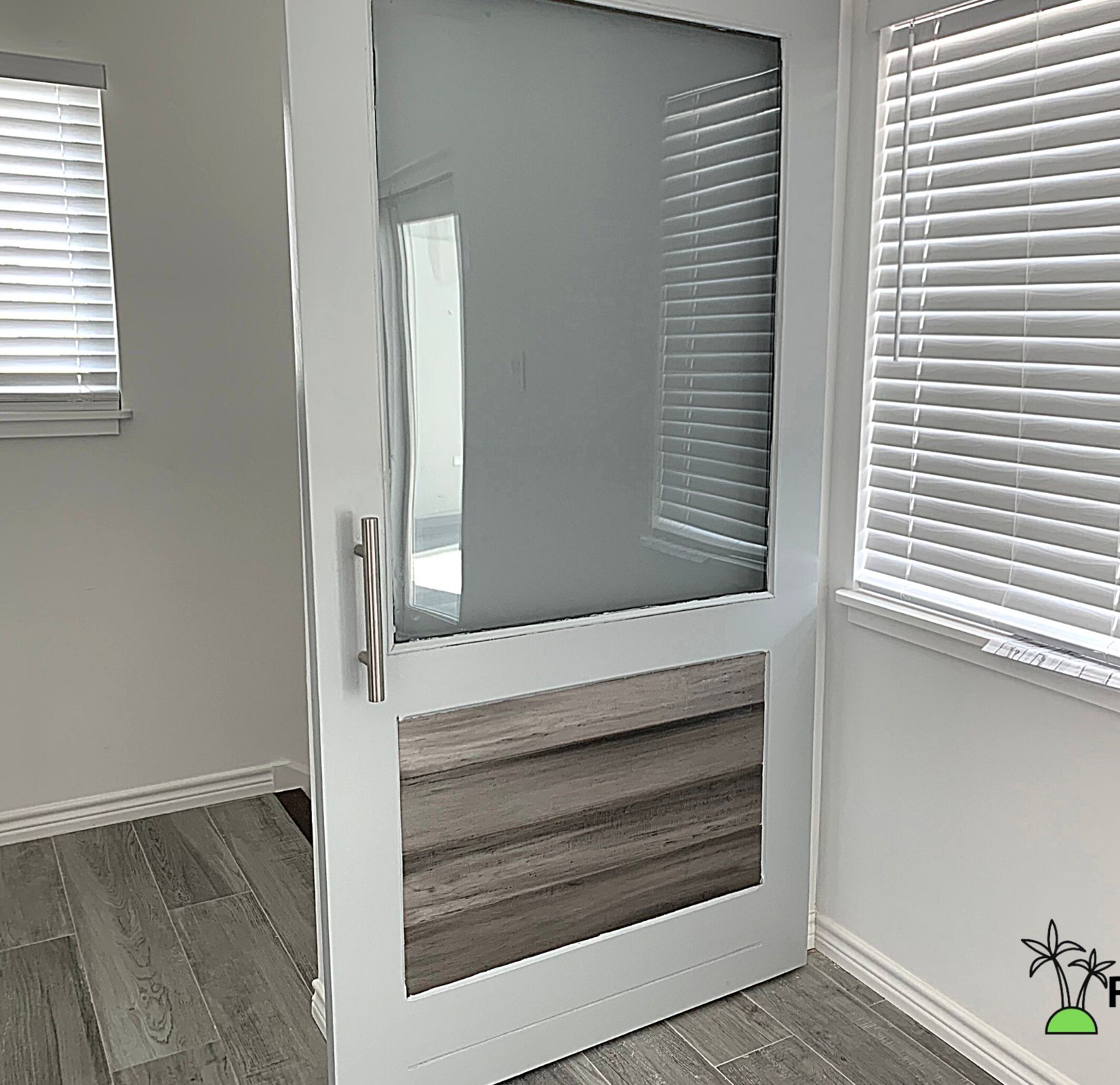 Una habitación con puerta de vidrio corredera, una ventana con persianas y el logotipo de Royal Villa Property Management.