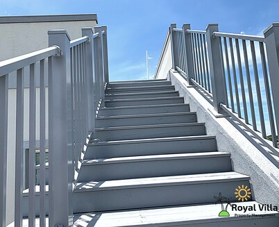 3 blocks from the beach + 3 Kitchens + Terrace  + Island Views + Modern Living