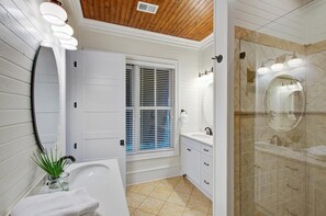 Maison, plusieurs lits (1 Palm Court) | Salle de bain | Serviettes fournies