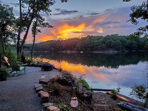 The Green Door on Lake Avalon – Private Lakefront Retreat