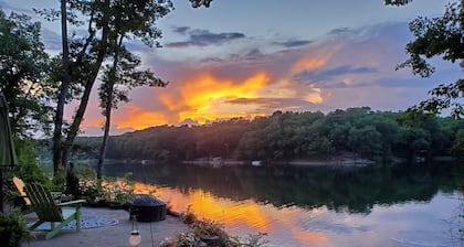 The Green Door on Lake Avalon – Private Lakefront Retreat