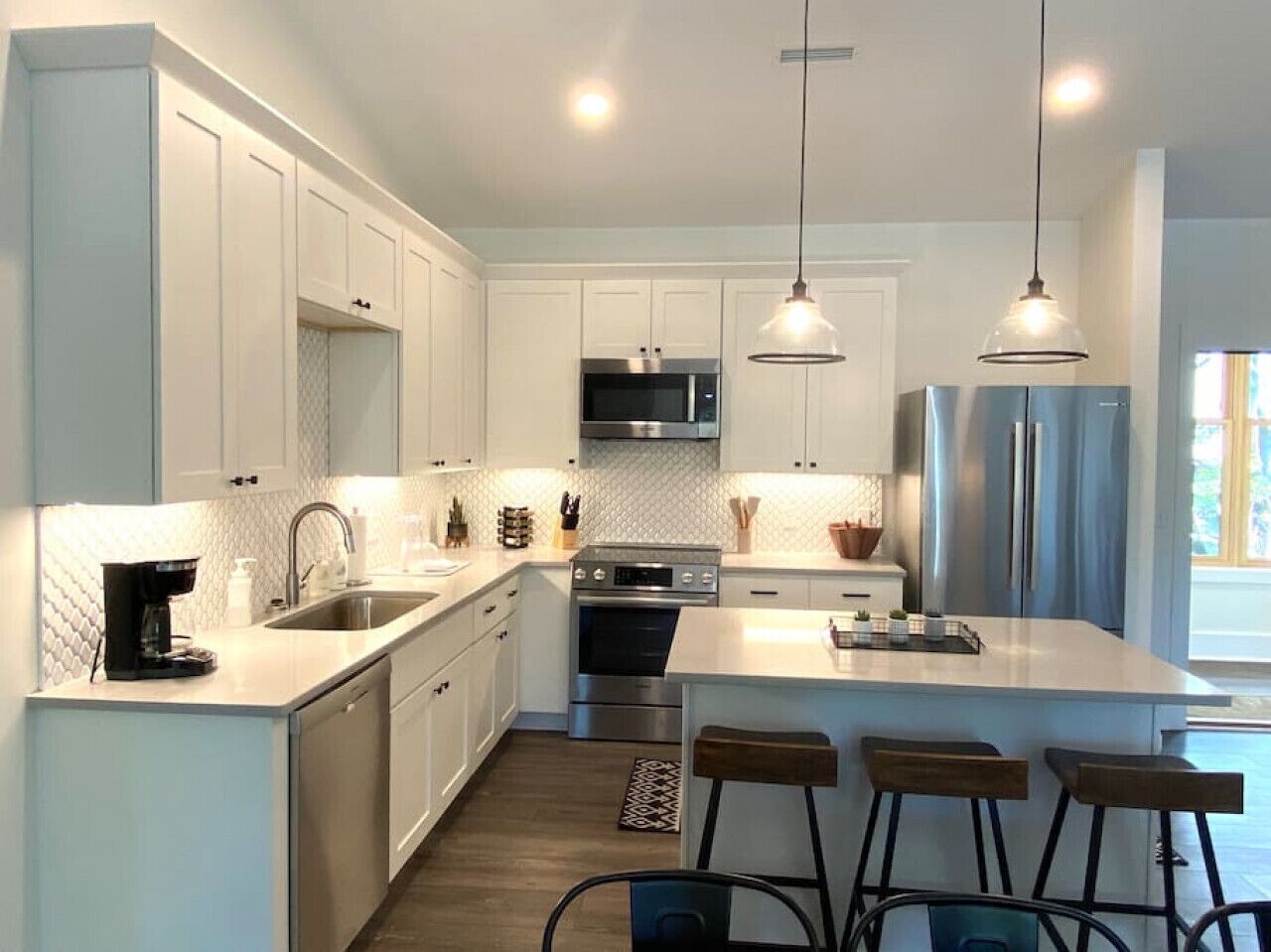 Kjøleskap, mikrobølgeovn, ovn og kokeplater