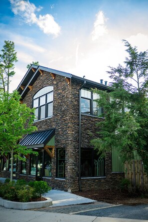 Exterior - Dogwood on Main St, Downtown Blowing Rock, Balcony, Parking (Blowing Rock)