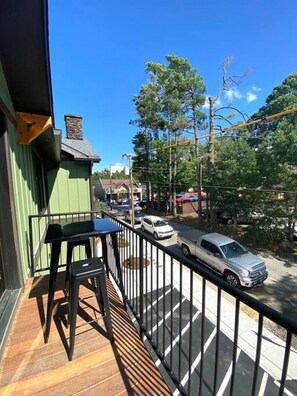 Property grounds - Dogwood on Main St, Downtown Blowing Rock, Balcony, Parking (Blowing Rock)