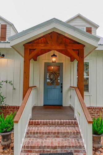 Ren Farmhouse! 17 acres | Game Barn! | 10 mi to Wed Venues!