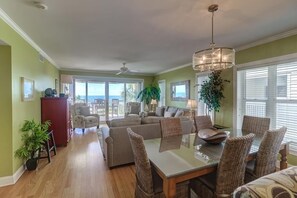 Condo, varias camas (1010 Ocean Palms 103) | Restaurantes
