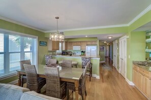 Condo, varias camas (1010 Ocean Palms 103) | Cocina privada
