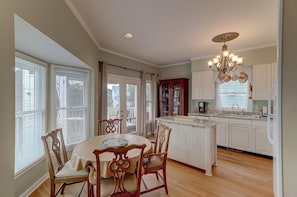 House, Multiple Beds (18 Pelican Bay) | Private kitchen