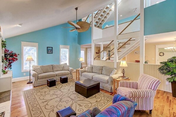 House, Multiple Beds (26 42nd Avenue) | Living room