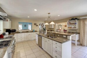 House, Multiple Beds (26 42nd Avenue) | Private kitchen