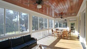 House, Multiple Beds (2602 Hartnett Boulevard) | Living room | Table tennis, stereo