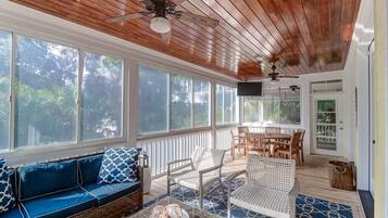 House, Multiple Beds (2602 Hartnett Boulevard) | Living room | Table tennis, stereo