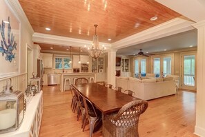 House, Multiple Beds (2602 Hartnett Boulevard) | Private kitchen | Oven