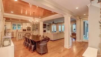 Casa, letti multipli (2602 Hartnett Boulevard) | Soggiorno | Tavolo da ping pong, impianto stereo
