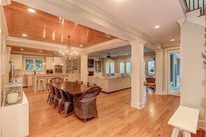 House, Multiple Beds (2602 Hartnett Boulevard) | Living room | Ping pong, stereo