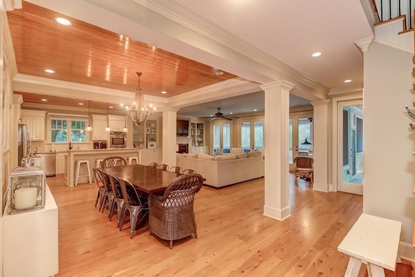 Casa, varias camas (2602 Hartnett Boulevard) | Sala de estar | Tenis de mesa y estéreo