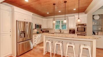 House, Multiple Beds (2602 Hartnett Boulevard) | Private kitchen | Oven