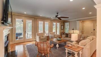 House, Multiple Beds (2602 Hartnett Boulevard) | Living room | Table tennis, stereo