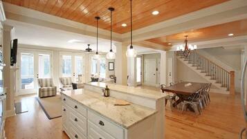 House, Multiple Beds (2602 Hartnett Boulevard) | Living room | Table tennis, stereo