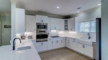 House, Multiple Beds (2307 Palm Boulevard) | Private kitchen | Toaster