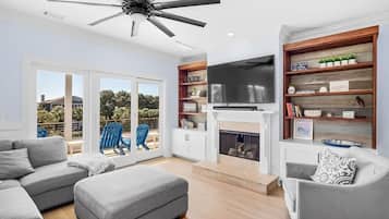 House, Multiple Beds (2307 Palm Boulevard) | Living room | Ping pong