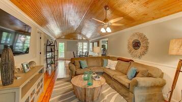 Cabin, Multiple Beds (29 Twin Oaks) | Living room