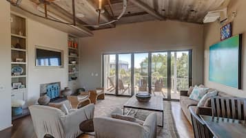 House, Multiple Beds (305 Carolina Boulevard) | Living room | TV