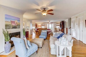 Casa, varias camas (3602 Palm Boulevard) | Sala de estar