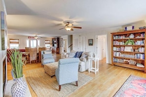 House, Multiple Beds (3602 Palm Boulevard) | Living room