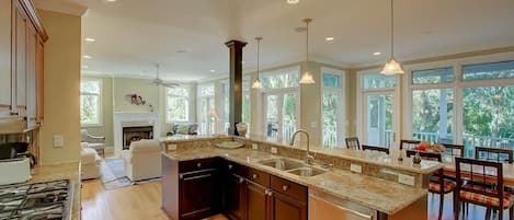 House, Multiple Beds (5803 Back Bay Drive) | Private kitchen