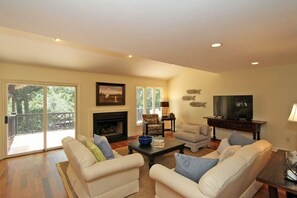 House, Multiple Beds (7 Edgewater Ally) | Living room